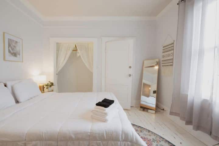 The Darling Suite is a private two bedroom suite with an ensuite Jack and Jill bathroom. Both bedrooms feature a 12" Queen size Zinus Green Tea Memory Foam mattress with soft, 400 thread count sheets, and flat screen smart TVs.