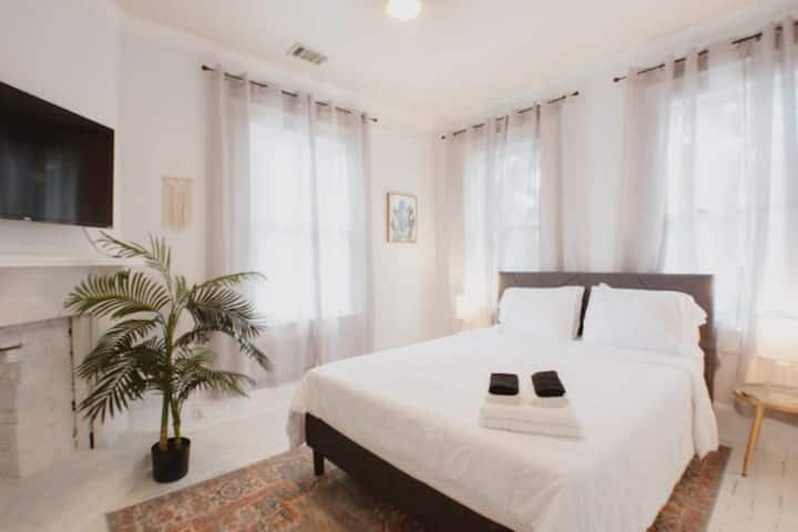 The Wander Room is a private master bedroom with ensuite bathroom, and wall-mounted flat screen smart TV, where you can luxuriate in comfort with soft, 400 thread count sheets and a 12" Queen size Zinus Green Tea Memory Foam mattress.