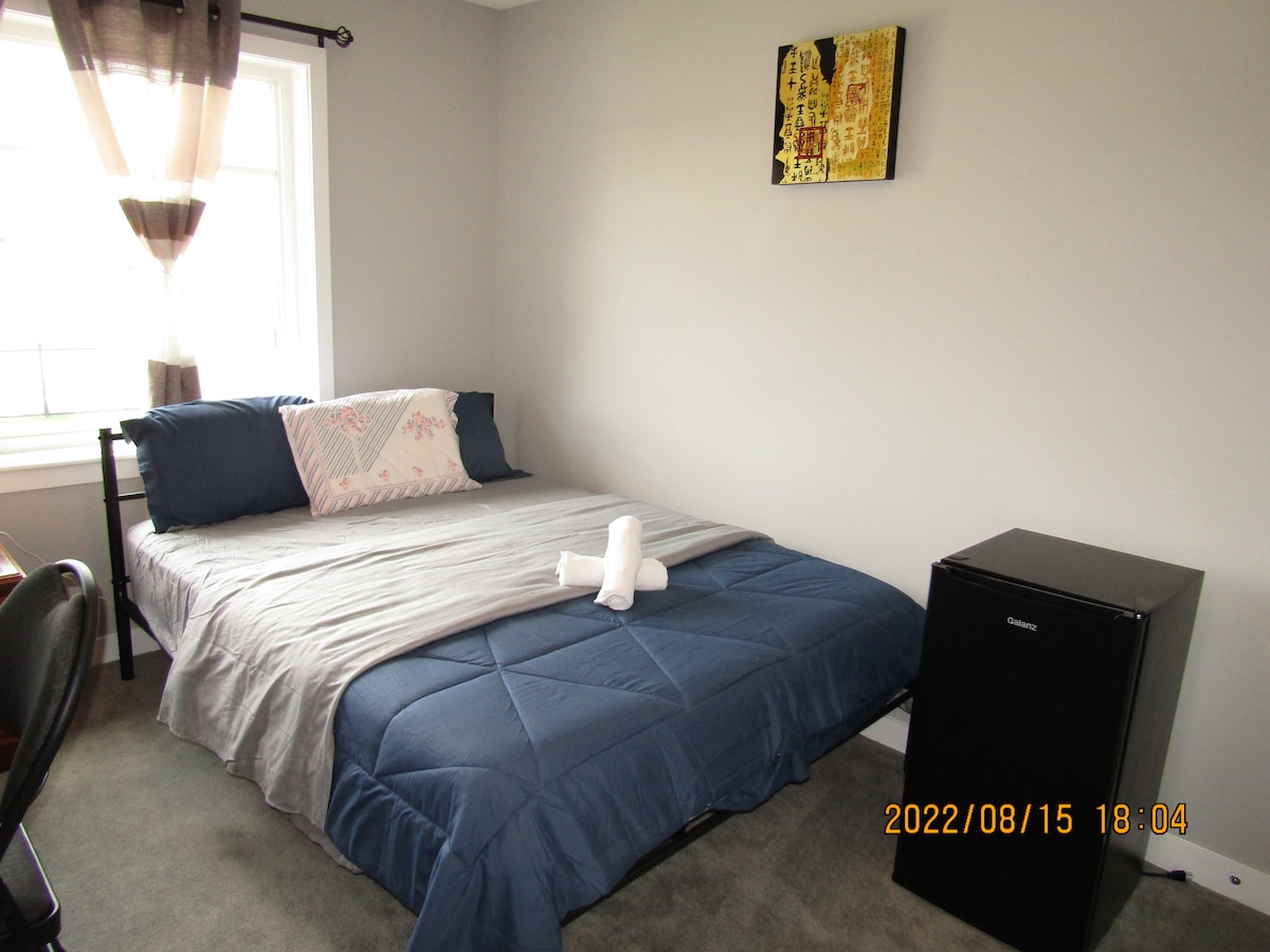 Opustite se u ovom mirnom i udobnom smještaju. Spavajte blaženo i udobno na udobnom krevetu od memorijske pjene veličine 150-179 cm i njegovim jastucima.
Ugodna i mirna atmosfera! 