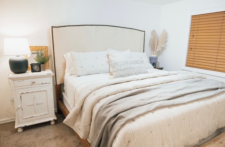 Примарна  спална соба со сосема нов брачен кревет, оригинална голема слика со масло, удобна постелнина за одличен ноќен сон! Крпите за базен се во плакарот. Вентилатор, спакувајте се и играјте во плакарот. Две ноќевања со ламби. Дополнителни чаршафи за  резервации подолги од 2 седмици. 