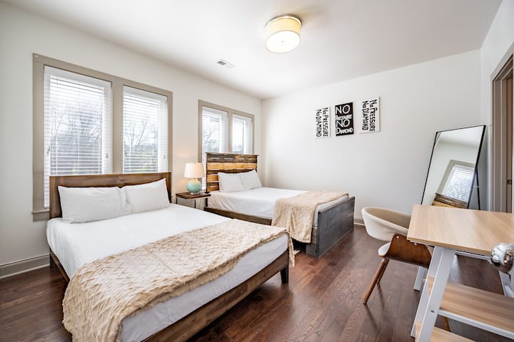 Snívate o spálni, ktorá ponúka všestrannosť a funkčnosť? Nehľadajte ďalej!  Táto izba sa môže pochváliť dvoma lôžkami pre maximálne pohodlie a priestranným písacím stolom na prácu alebo štúdium. Vytvorte si vlastné pokojné útočisko s týmto dokonalým nastavením. #BedroomBliss