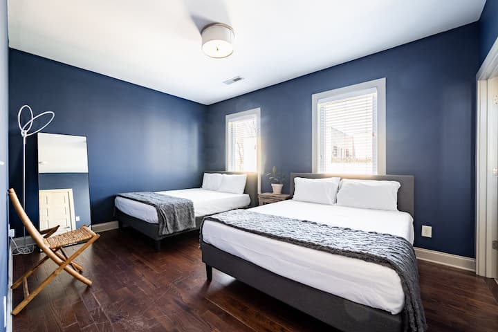 Snívate o spálni, ktorá ponúka funkčnosť aj štýl? Nehľadajte ďalej! Toto úžasné nastavenie zahŕňa dve postele a elegantnú stoličku, čo z neho robí dokonalý priestor na oddych a relaxáciu.  #DreamBedroom 