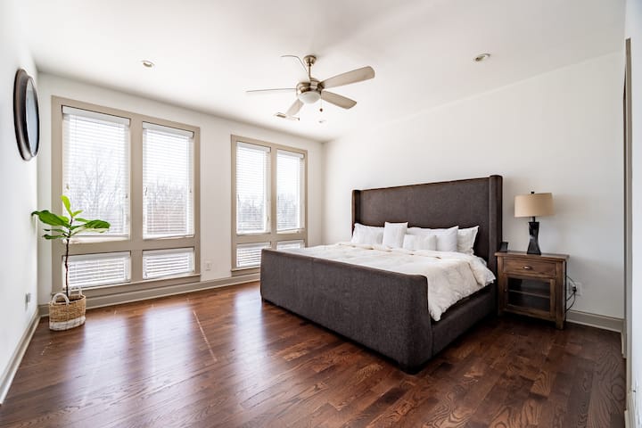 Útulné bývanie v tejto priestrannej spálni s luxusnou manželskou posteľou veľkosti King a upokojujúcim stropným ventilátorom. ✨ #BedroomGoals #RelaxationStation