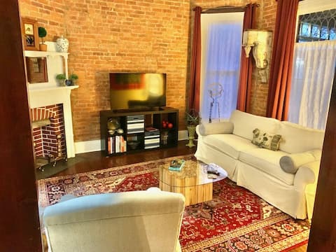 Spacious, artsy, brick Victorian,Wifi, laundry