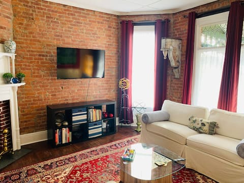 Spacious, artsy, brick Victorian,Wifi, laundry