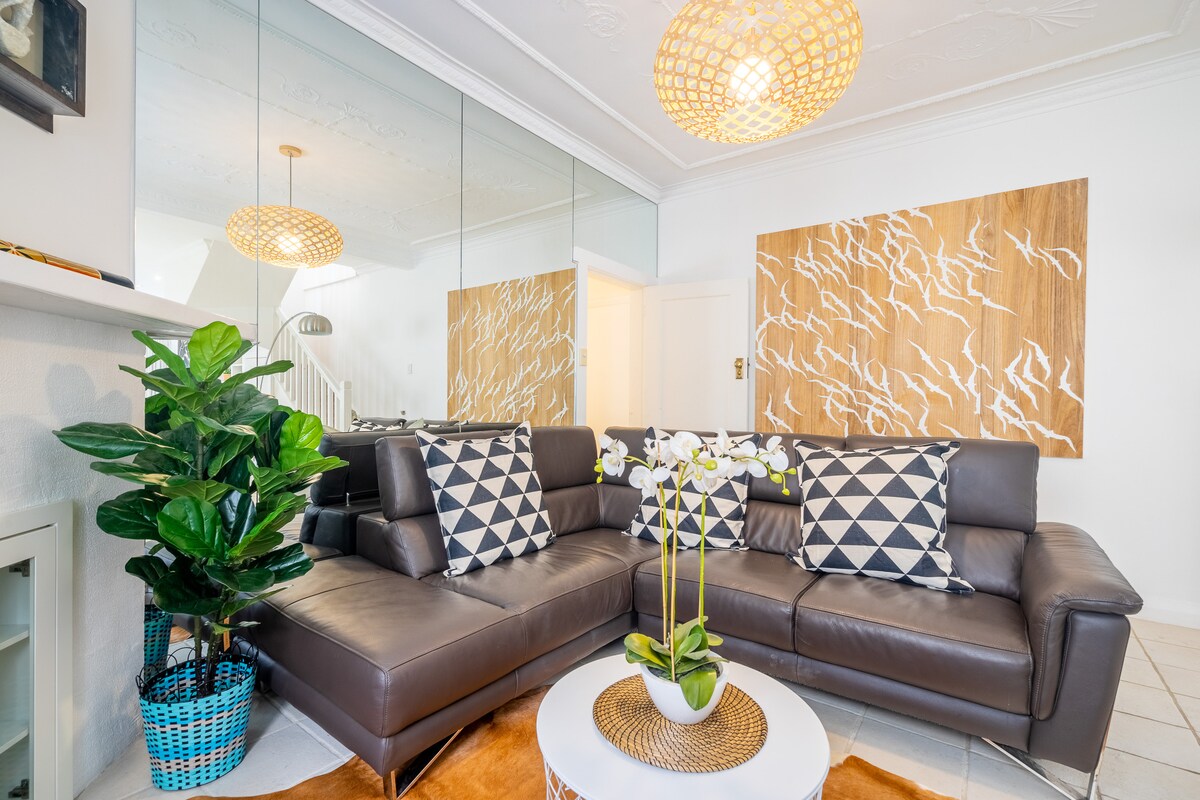 Anuncio de Airbnb popular: Bondi Boho House - Jacuzzi Pool/Spa & Parking en North Bondi