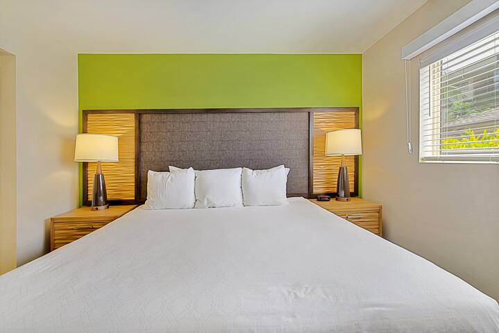 Renovated 2BR, ¼ mile from Sandy Beach, Pool gallery image 4