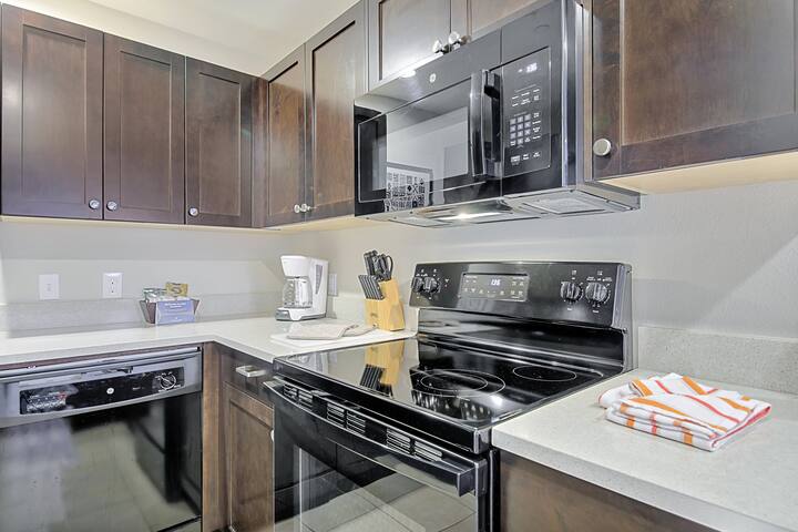 Renovated 2BR, ¼ mile from Sandy Beach, Pool gallery image 2