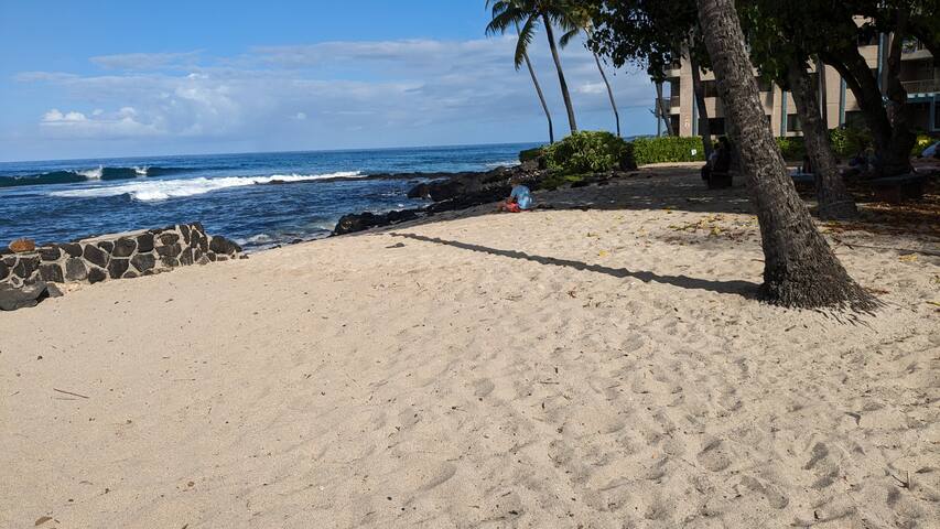 Renovated 2BR, ¼ mile from Sandy Beach, Pool gallery image 3