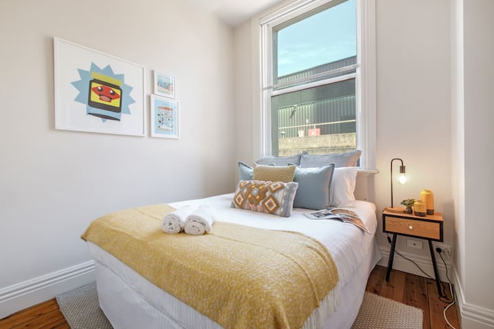 חדר השינה השני נעים ונעים עם מיטת קווין סייז מפוארת וחלל ארונות לחפצים שלכם.