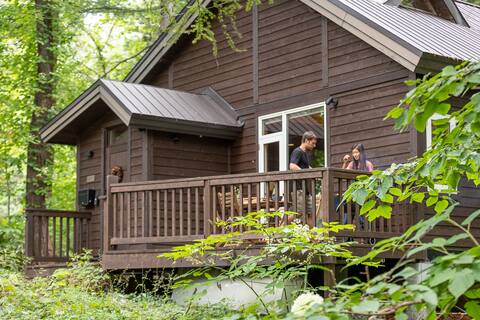 Kamoshika かもしか - ski cabin nestled in the forest