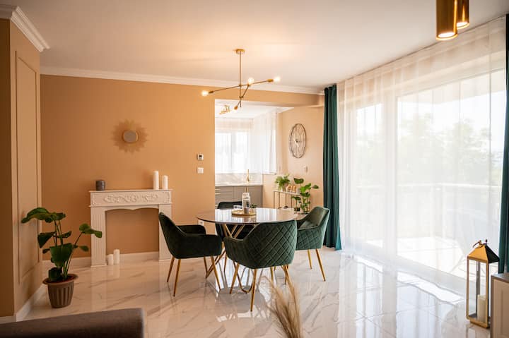 Luxury apartment in the "Glamour" style with parking in the center