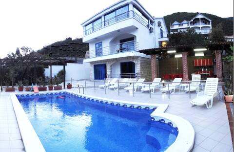 XXL Villa, 7 Bedrooms with pool.