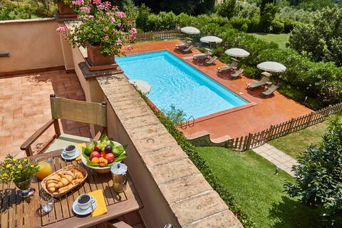 Comfortable apartment with pool and garden