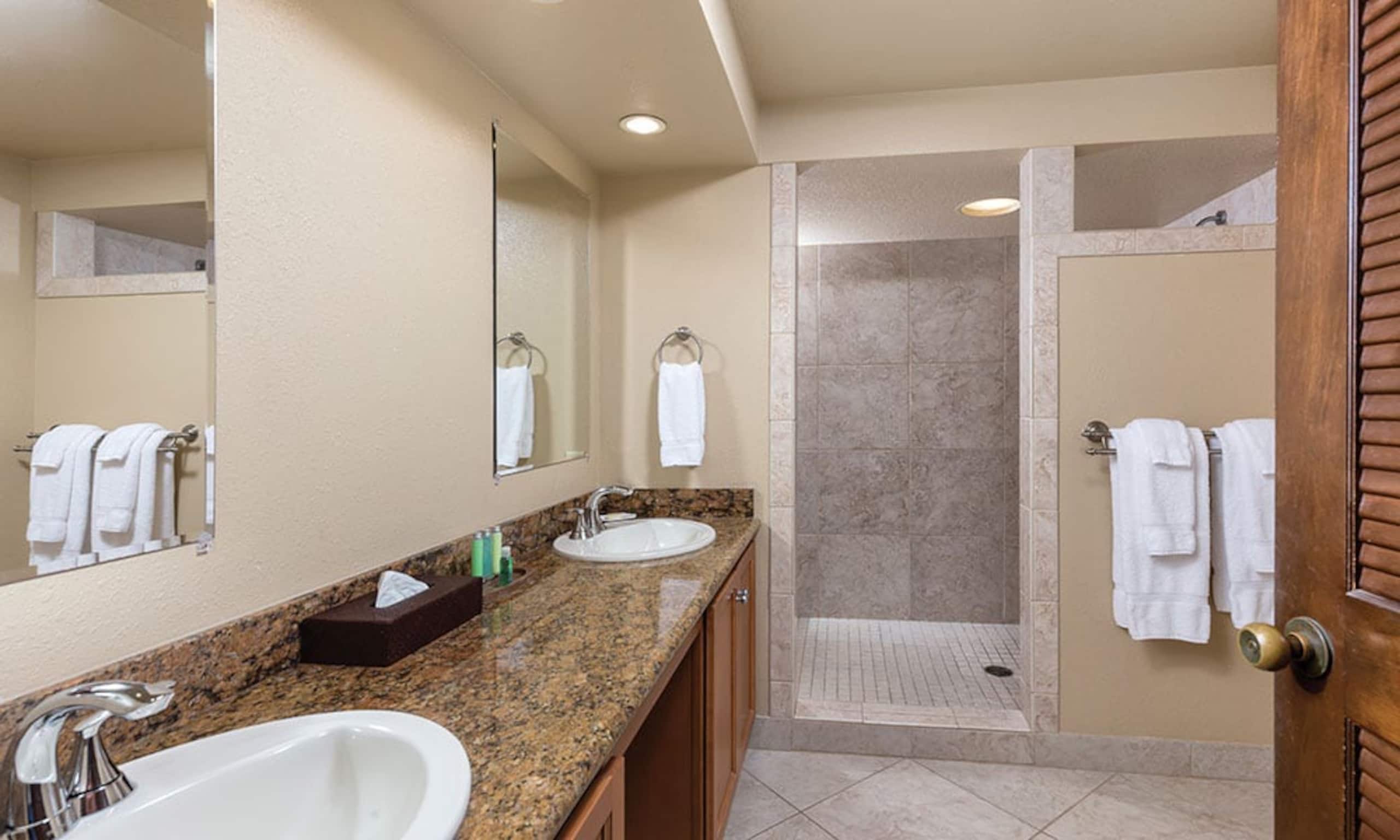 Condo in Kailua-Kona · ★4.83 · 1 bedroom · 2 beds · 1 shared bath - Image 15