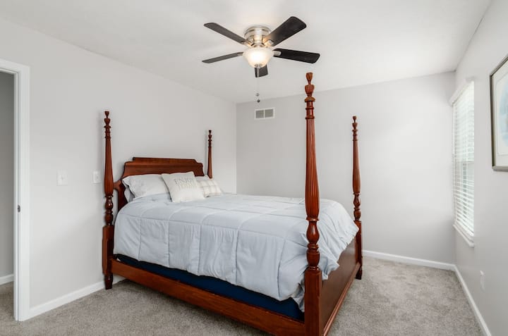 Dormitorio con cama tamaño queen.