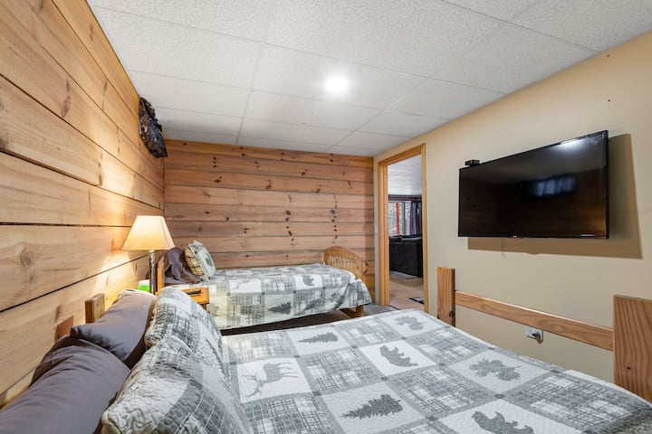 Dormitorio 3 en el nivel inferior: cama tamaño king y doble