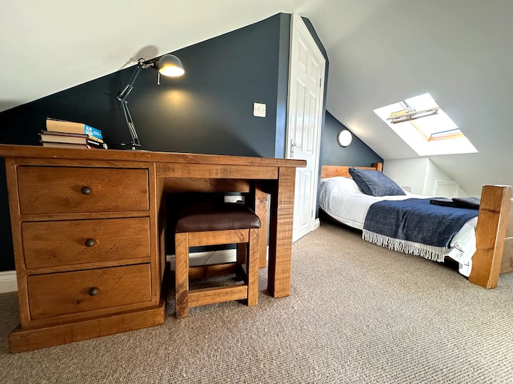 Втора двойна спалня със собствена баня и вградено място за съхранение.