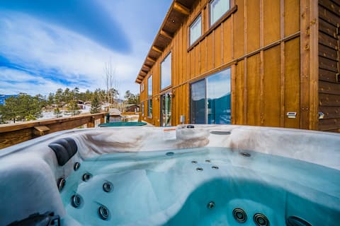 Dogs OK! Hot tub, king bed, views, & EV charger!