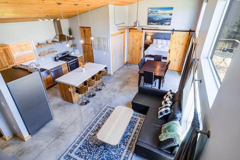 Top performing Airbnb: Dogs OK! Hot tub, king bed, views, & EV charger! in Estes Park