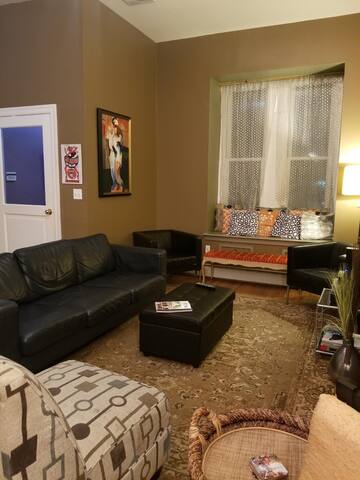 Big home, 3 floors, good 4 families – 2,800 sqft gallery image 5