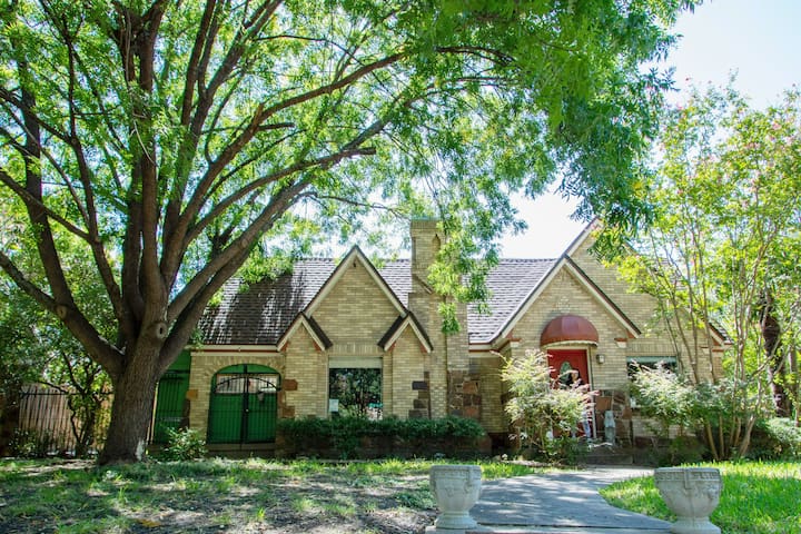 2 Cozy, Quiet Bedrooms Close to Downtown!