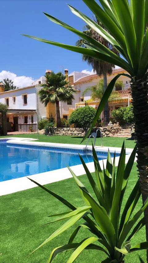 Cottage with swimming pool and sports courts