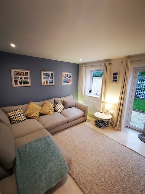Cosy 1 bedroom home walking distance from town.