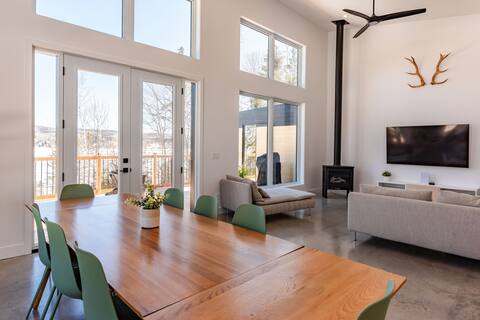 Chalet Neuf/Vue sur lac/Spa/Foyer/Billard