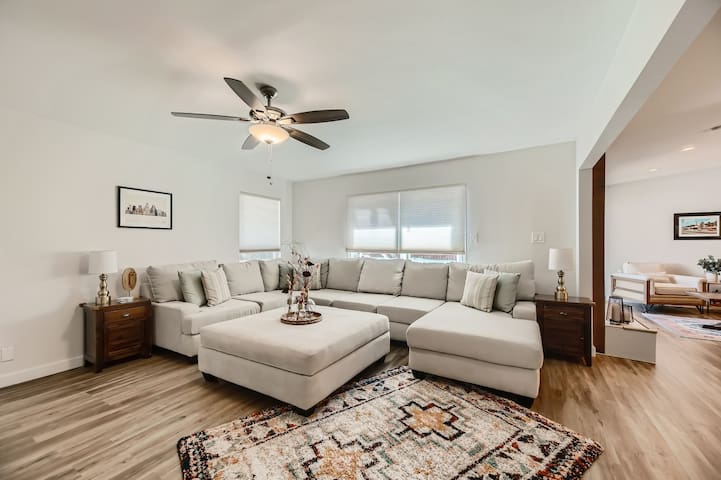 Stunning 4 bedroom private house with POOL! gallery image 3