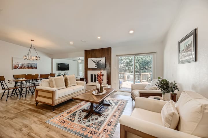 Stunning 4 bedroom private house with POOL! gallery image 2