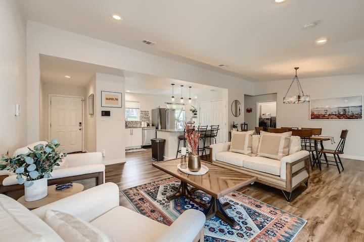 Stunning 4 bedroom private house with POOL! gallery image 5