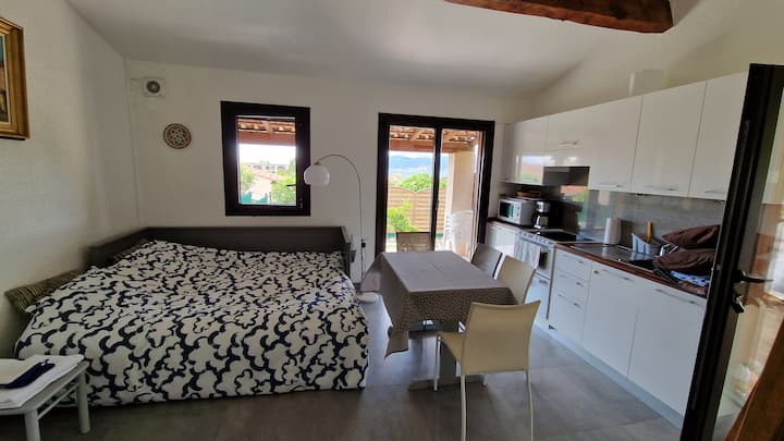 Pièce à vivre avec lit banquette simple ou double