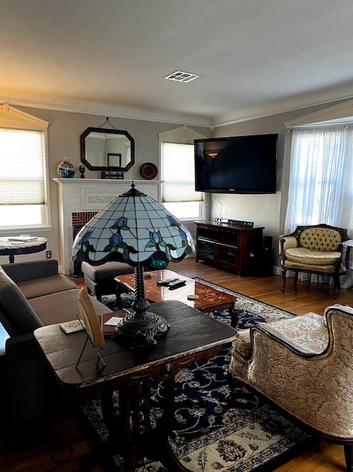 Airbnb Quaint 2 bedroom Wood Streets Cottage