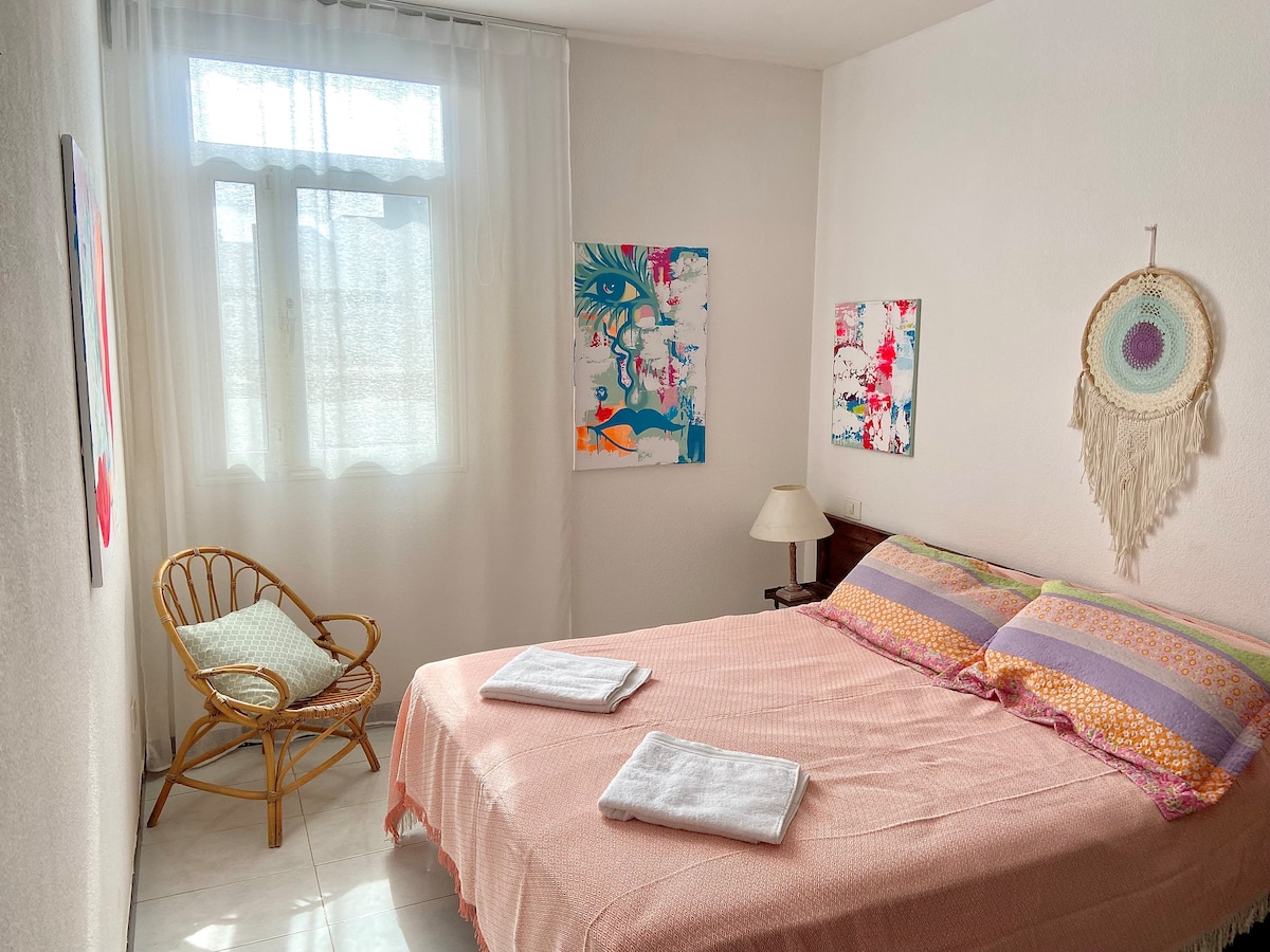 Dormitorio con cama «queen size» y amplio armario con espejo completo en el interior.