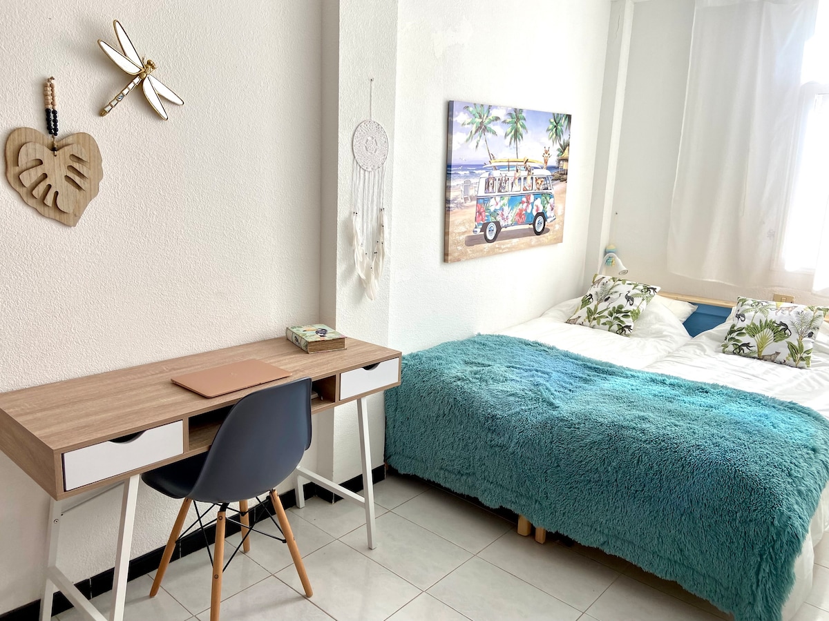 Dos camas individuales que se pueden armar como en la imagen o separar. 