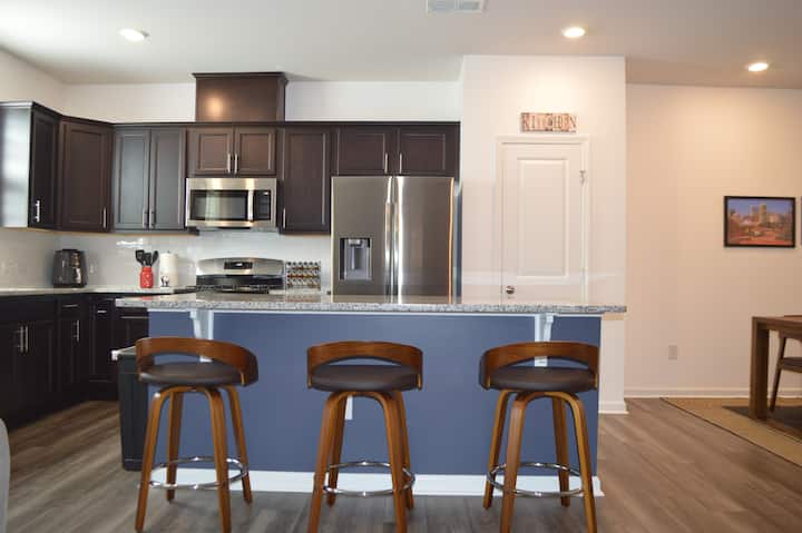 *New* Modern Th Near Downtown Durham - Durham, NC