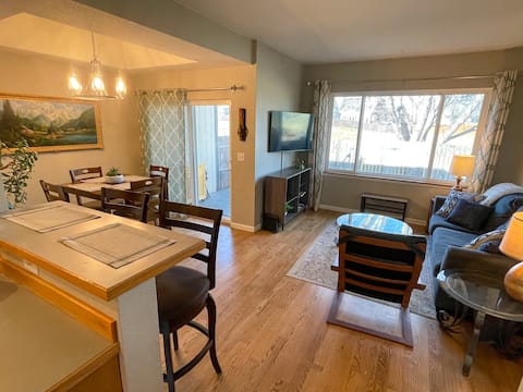 Cheerful 2bd Boulder Townhome Minutes from Town!