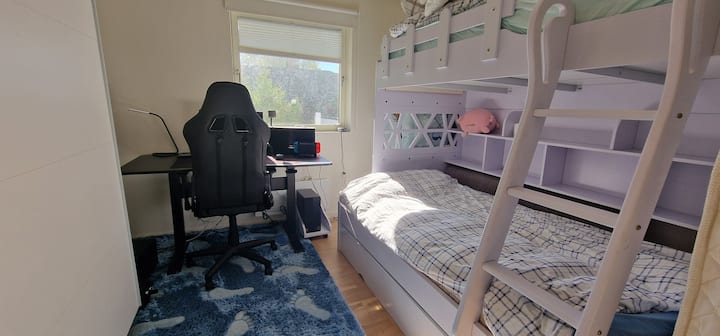 Dormitorio n .º 1 con litera, cama de 120 cm de ancho debajo y 90 cm de altura.