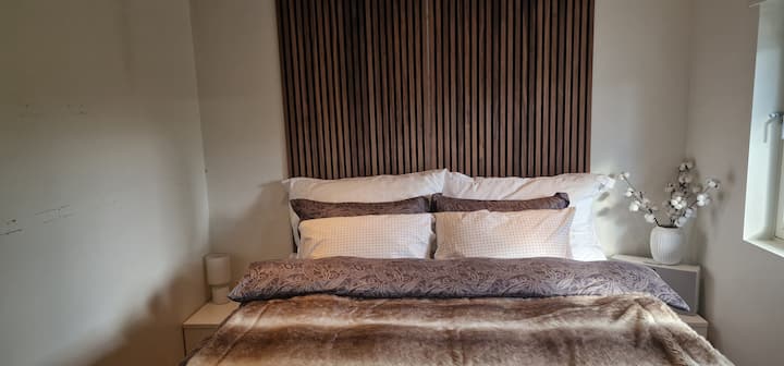 Soverom med King size seng (180 x 200 cm).
Impresionante cama para dormir. Los colchones, los edredones y las almohadas son de alta calidad.