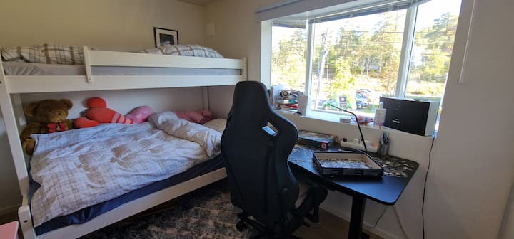 Dormitorio # 2 con litera, cama de 120 cm de ancho debajo y 90 cm arriba