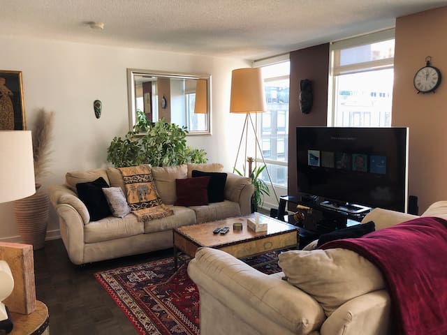 Cozy 4 Bedroom Condo near CN tower w/ Fire pit