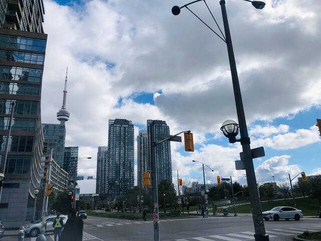 Cozy 4 Bedroom Condo near CN tower w/ Fire pit gallery image 2