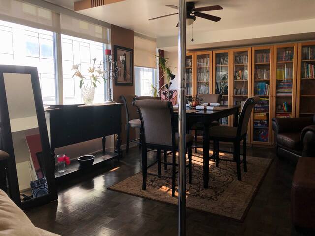 Cozy 4 Bedroom Condo near CN tower w/ Fire pit gallery image 4