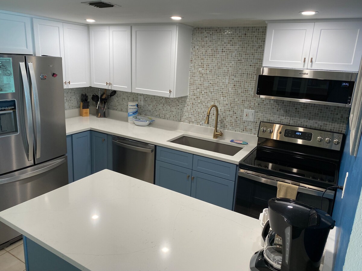 MidKeys Coco Plum Beach Condo LRG Heated Pool 4