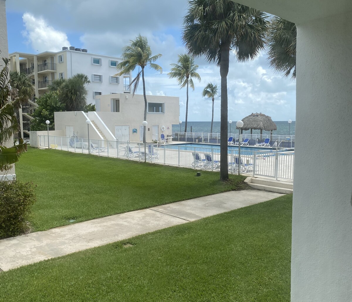 MidKeys Coco Plum Beach Condo LRG Heated Pool 4