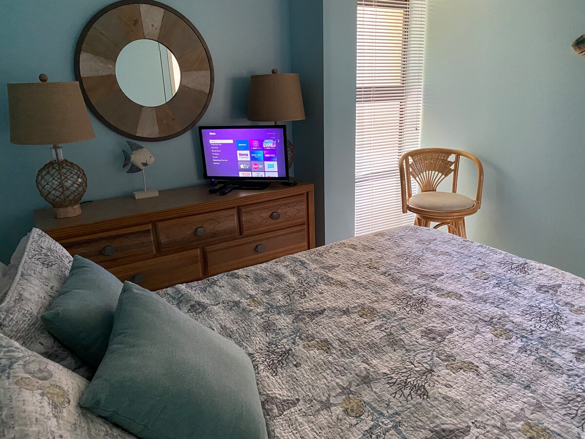 MidKeys Coco Plum Beach Condo LRG Heated Pool 4