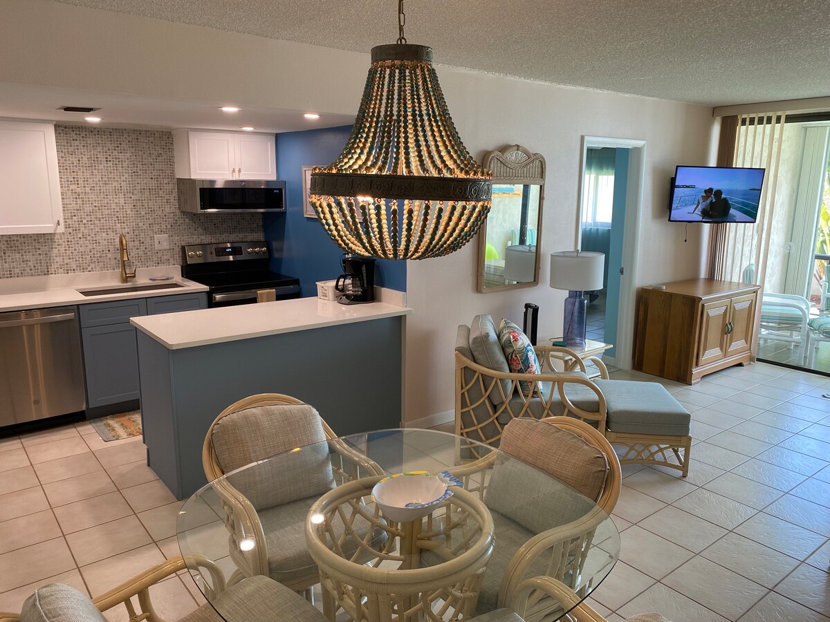 MidKeys Coco Plum Beach Condo LRG Heated Pool 4