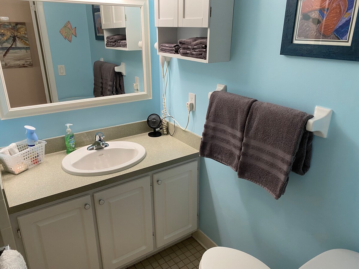 MidKeys Coco Plum Beach Condo LRG Heated Pool 4