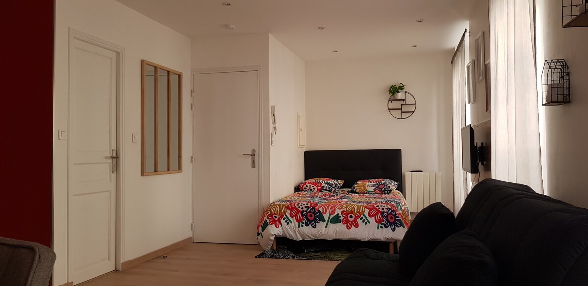 Საწოლი 140×190. Აღჭურვილია ხარისხიანი ყოველდღიური საძილე ლეიბით.
Მოწოდებულია თეთრეული, საბანი, საბნები, ბალიშები.